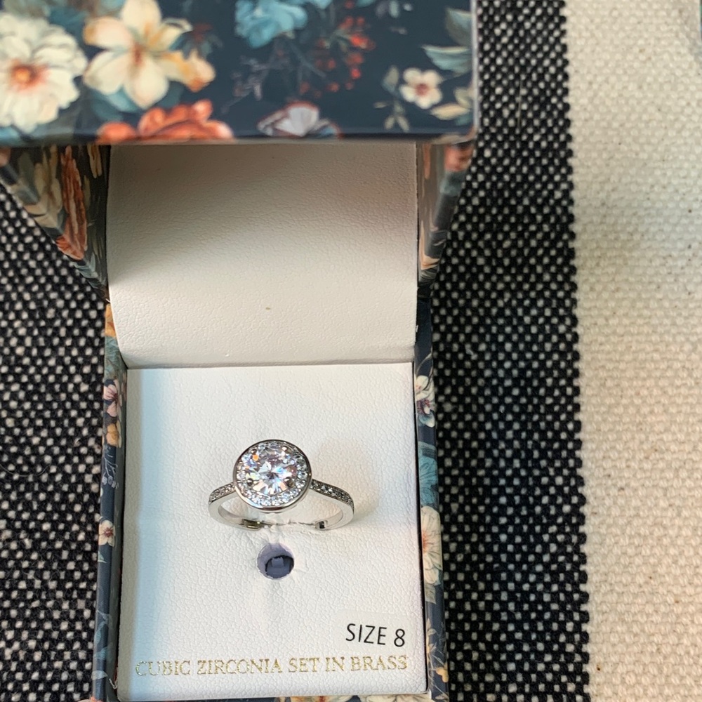 audrey Silver Ring with Sparkling Gem